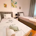 Views - Comfy & Spacious Apartment