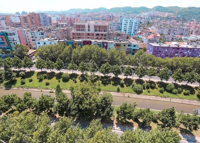 Views - Comfy & Spacious Apartamento Tirana