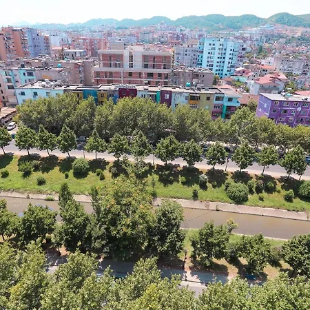 Views - Comfy & Spacious Apartmán Tirana